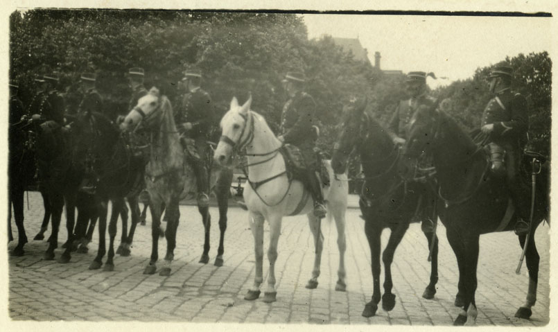 Gendarmes à cheval mobilisés pour le maintien de l’ordre lors de la manifestation organisée le 1er juin 1913 par les milieux royalistes pour inaugurer la statue de Jeanne d’Arc installée sur la place des Enfants-Nantais, en face de la basilique Saint-Donatien. Photographie de Donatienne de Suyrot (123Z304 – Fonds Potet)