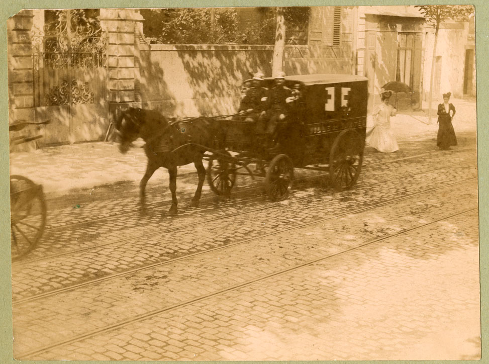 Le véhicule de prompts-secours des pompiers de la Ville de Nantes est tiré par un cheval, 19e siècle (123Z354 – Fonds Potet)