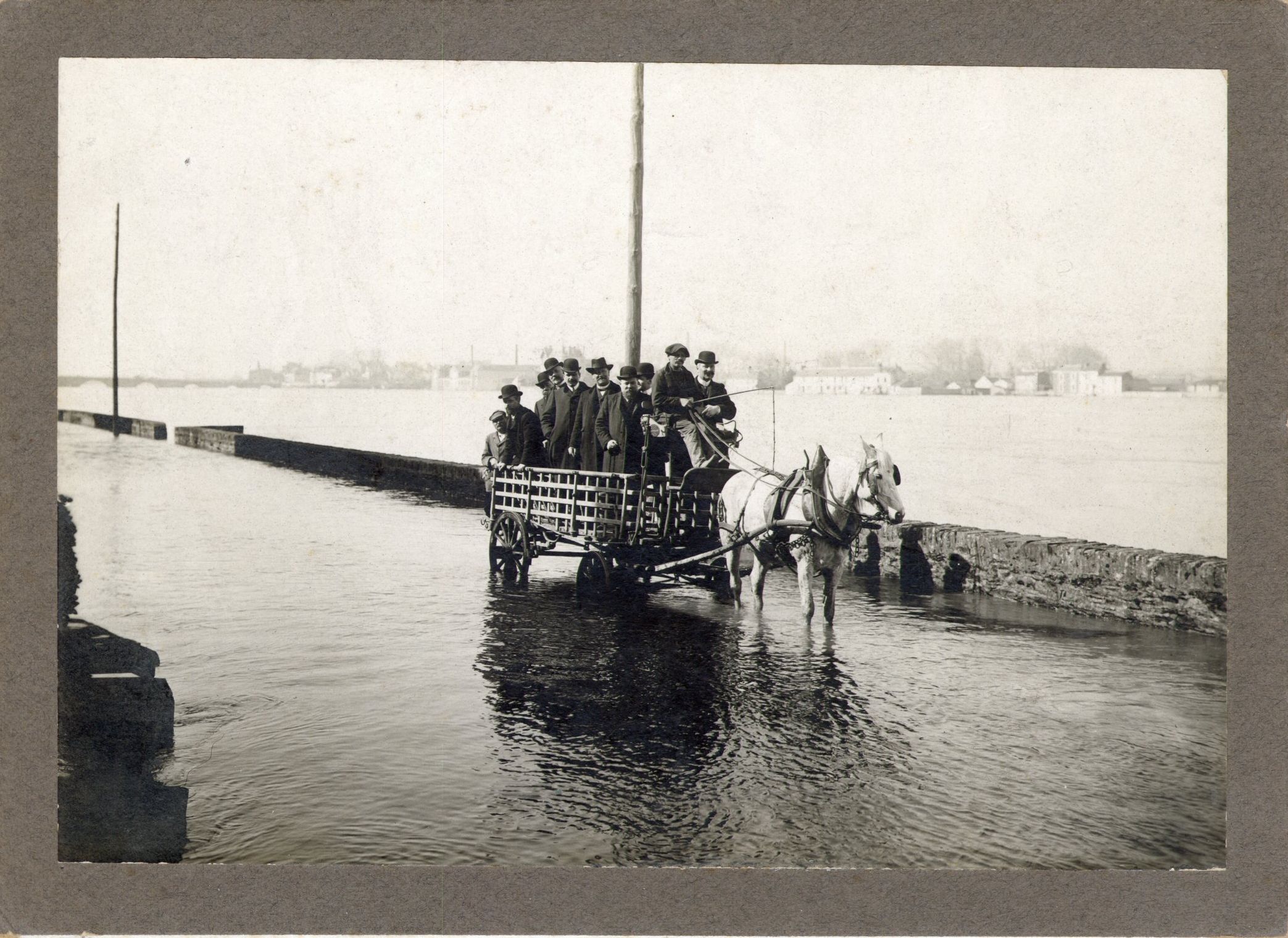 Une charrette à cheval transporte des hommes sur la côte Saint-Sébastien lors des inondations de 1906 (26Fi3247)