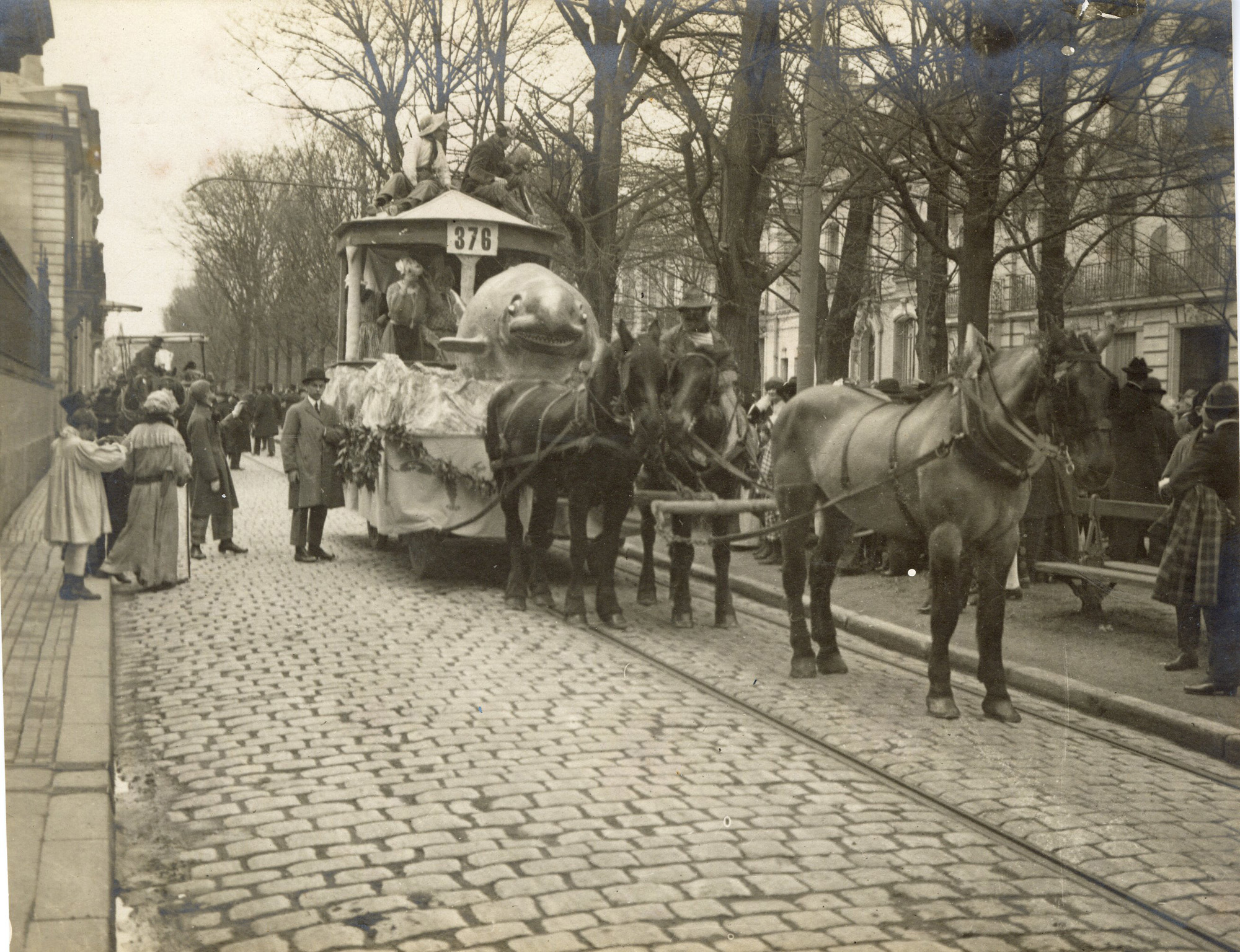 Des chevaux tirent un char de carnaval sur le boulevard Delorme (actuel boulevard Guist’hau) le 17 février 1920 (26Fi3344)