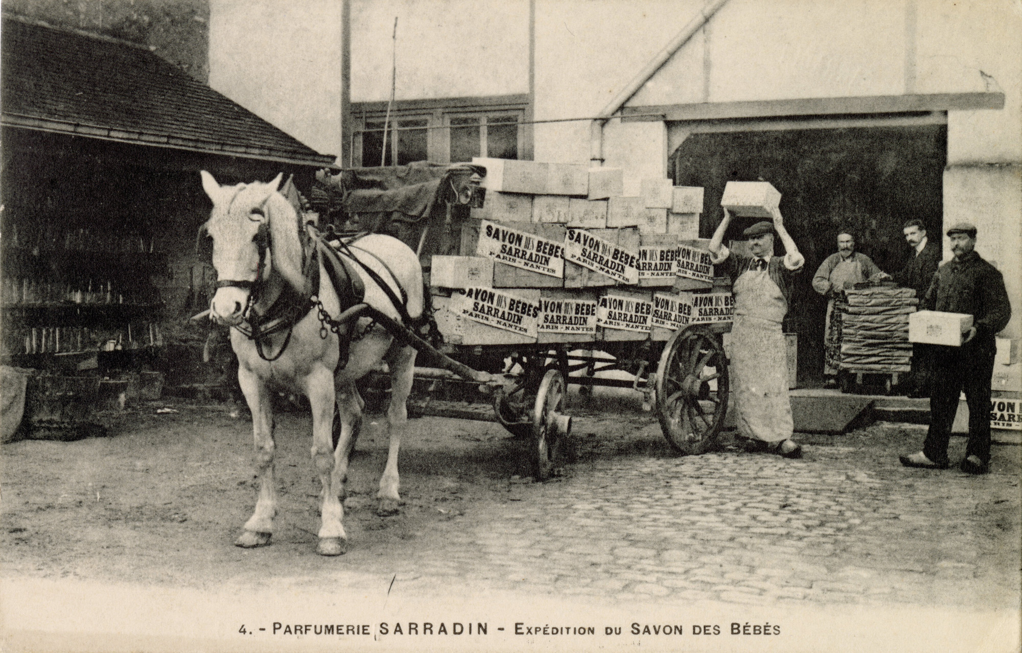Un cheval attelé patiente pendant le chargement de caisses de « savon des bébés » de la Parfumerie Sarradin, début du 20e siècle (281Z109 – Fonds Cartophiles du pays nantais)