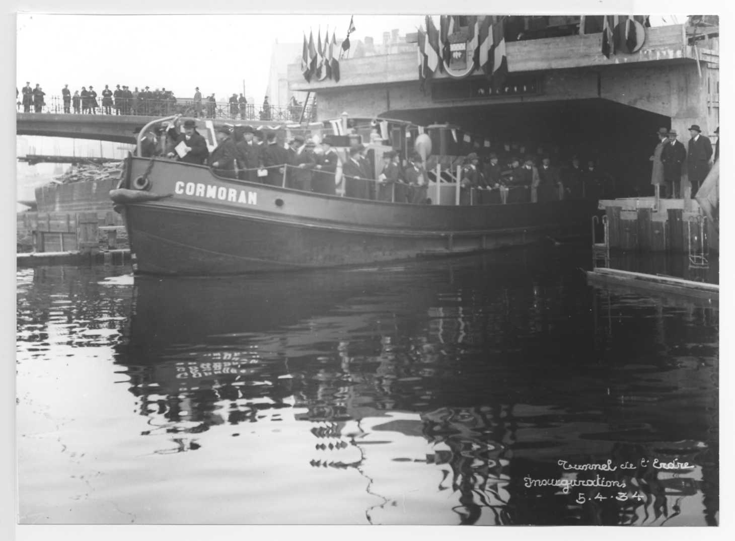Sortie d'un bateau du cortège officiel au niveau du pont de la Rotonde (13Fi1297)