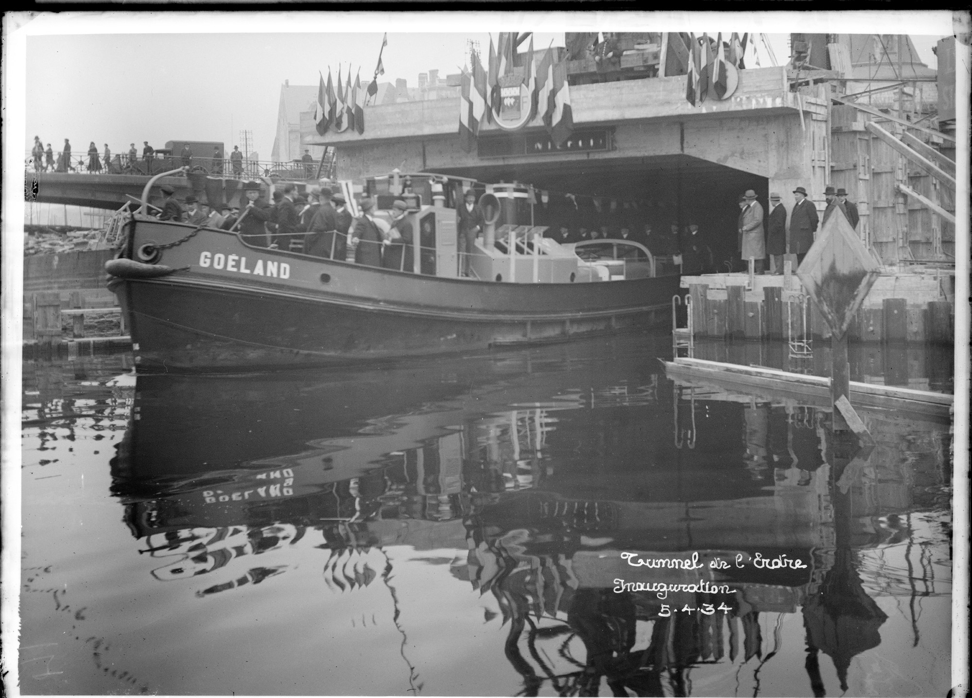 Sortie d'un bateau du cortège officiel au niveau du pont de la Rotonde (13Fi1300)