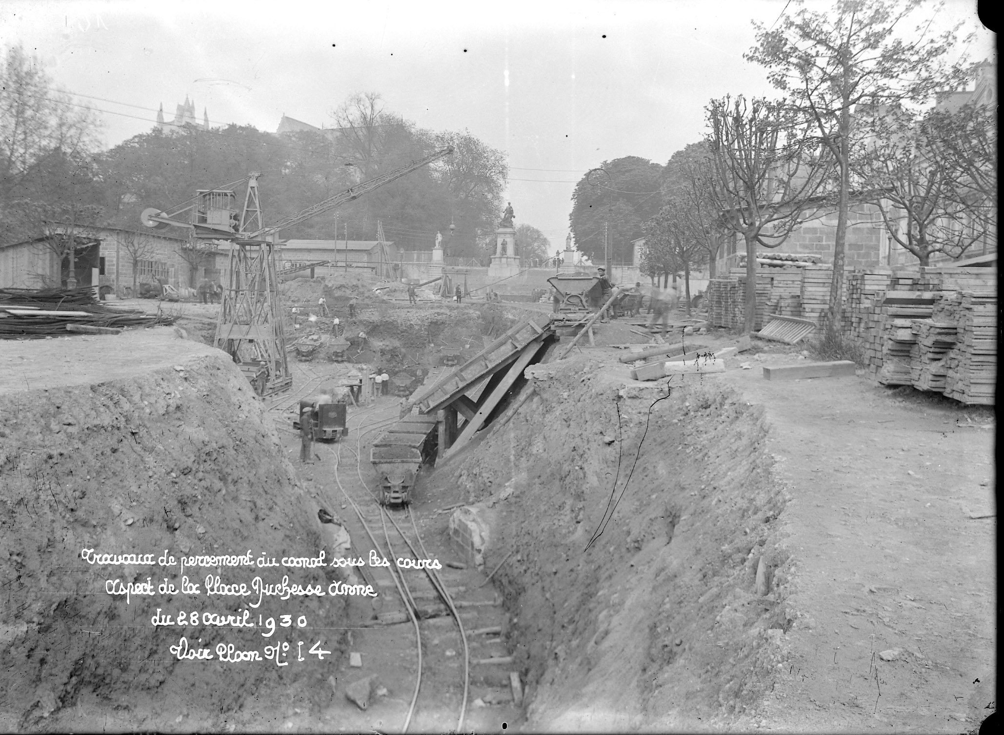 Entre 1930 et 1934, la place est transformée en un gigantesque chantier avec la construction du tunnel Saint-Félix, qui doit servir de canal souterrain pour y faire passer l’Erdre (13Fi1876).