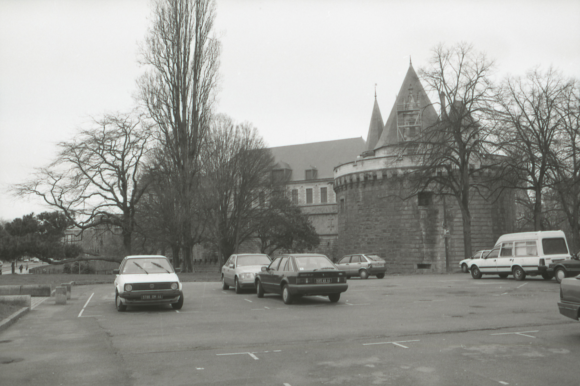 À la fin des années 1960, la place devient un parking. Photographie datée de 1995 (43Fi128, photographe Patrick Jean).