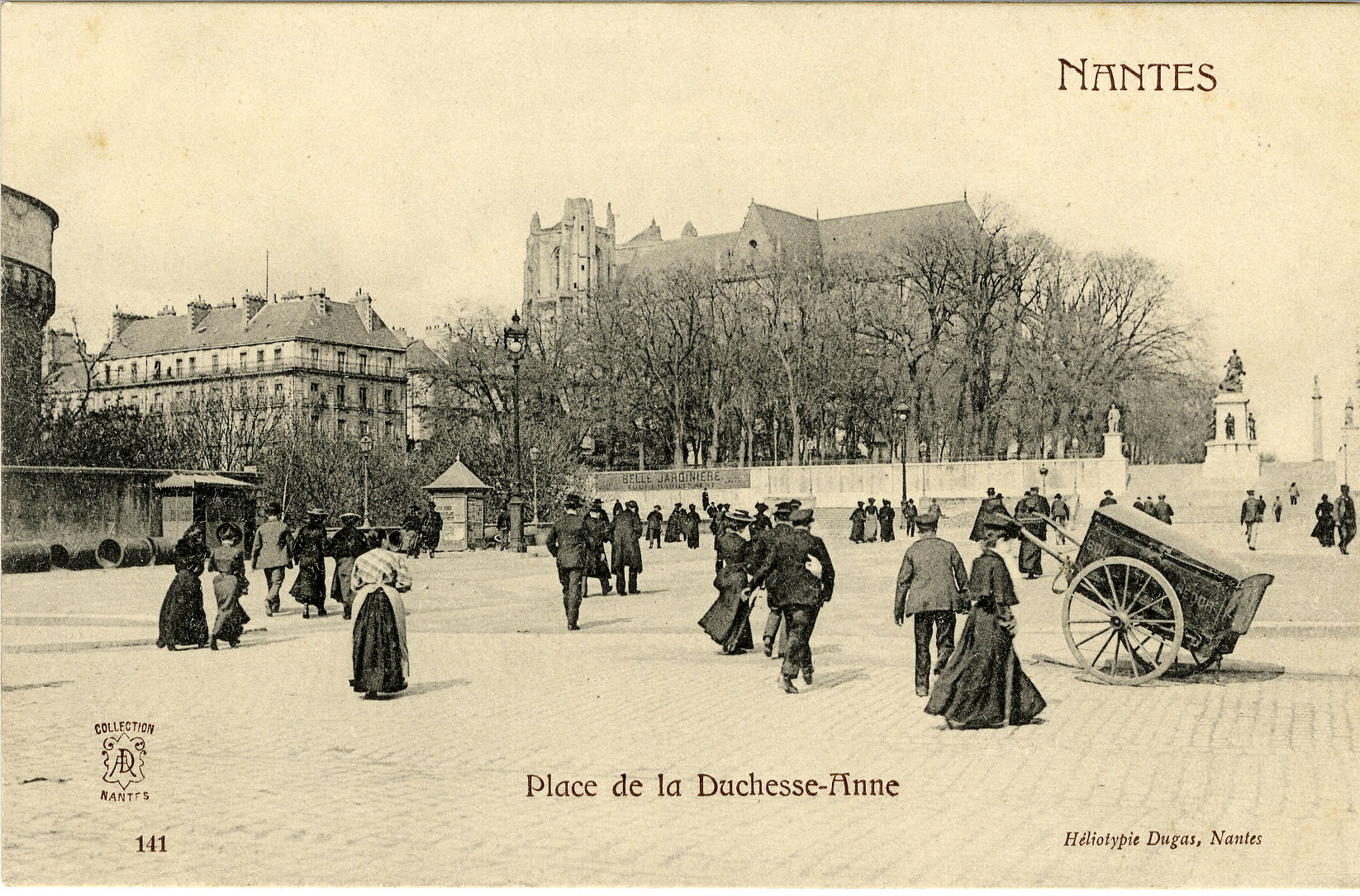 On aperçoit, sur la droite de la photographie, le monument aux morts de 1870 érigé à l’extrémité du cours Saint-Pierre en 1897 et, au loin, la statue de Louis XVI sur la place Foch. Fin du 19e siècle – début du 20e siècle (9Fi788)