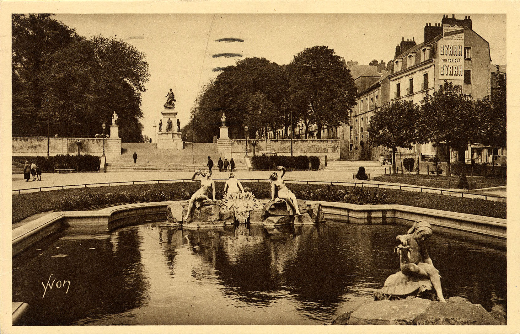 Érigée en 1913, la fontaine de la place de la Duchesse Anne est ornée de sculptures de Fernand David qui représentent des baigneuses et un enfant avec un crabe (9Fi735)