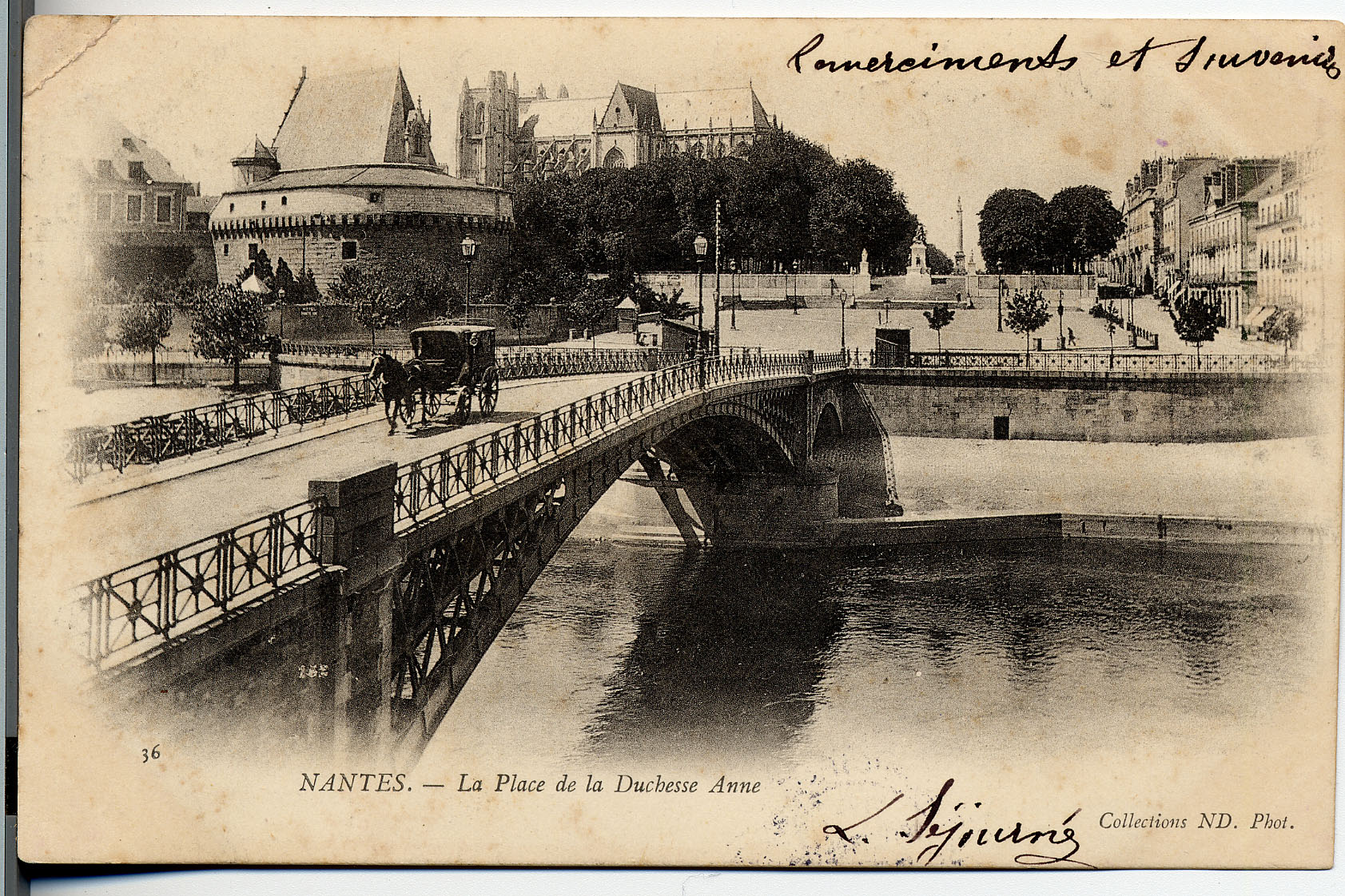 Jusqu’aux comblements de la Loire réalisés dans les années 1930 et 1940, la place de la Duchesse-Anne est bordée, au sud, par un bras du fleuve (9Fi739)