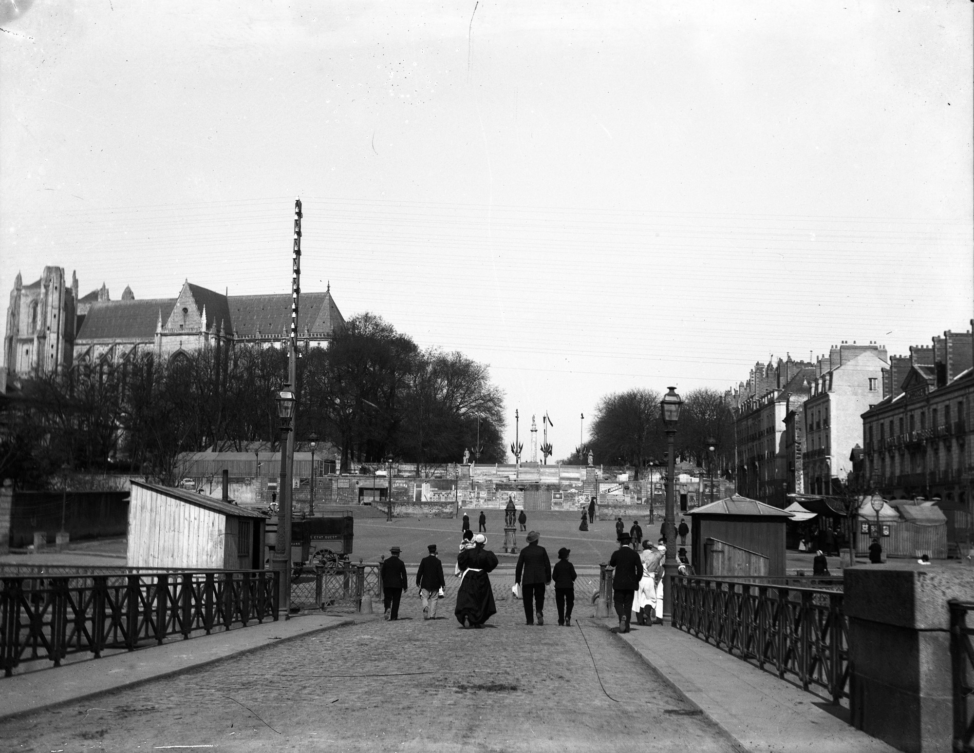 Tout au long du 19e siècle, la place est un lieu de promenade. Sur cette photo prise du pont de la Rotonde à la fin du 19e siècle, on voit une fontaine Wallace (147Z1012, fonds Gilbert Champenois)