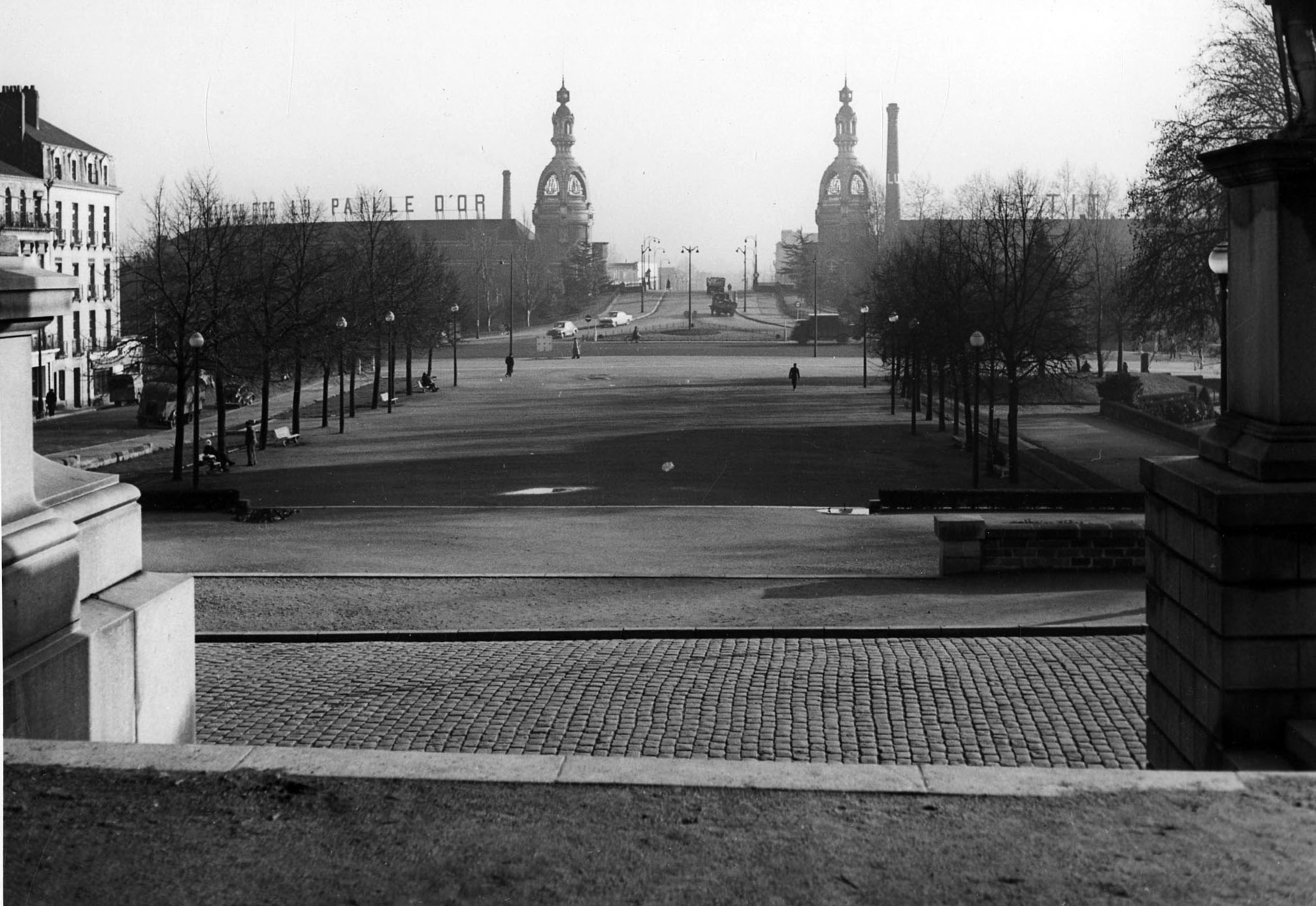 La place libérée des baraquements au début des années 1950 (147Z1280, fonds Gilbert Champenois)