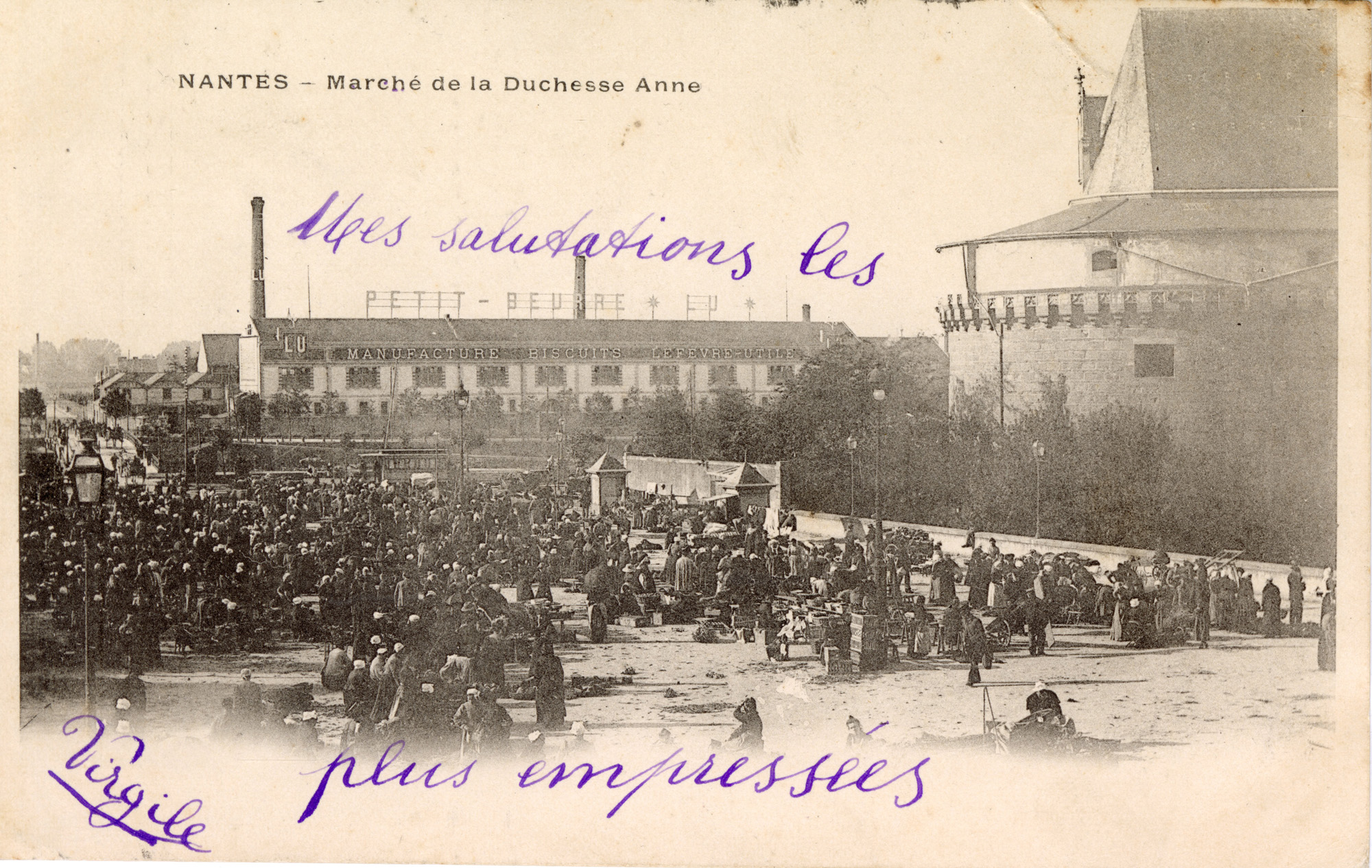 Jour de marché sur la place de la Duchesse-Anne. À droite, la tour du fer à cheval du château des ducs de Bretagne et au second plan, de l’autre côté de la Loire, l’usine Lefèvre-Utile. Sans date, 19e siècle (296Z2065, fonds Bellet)