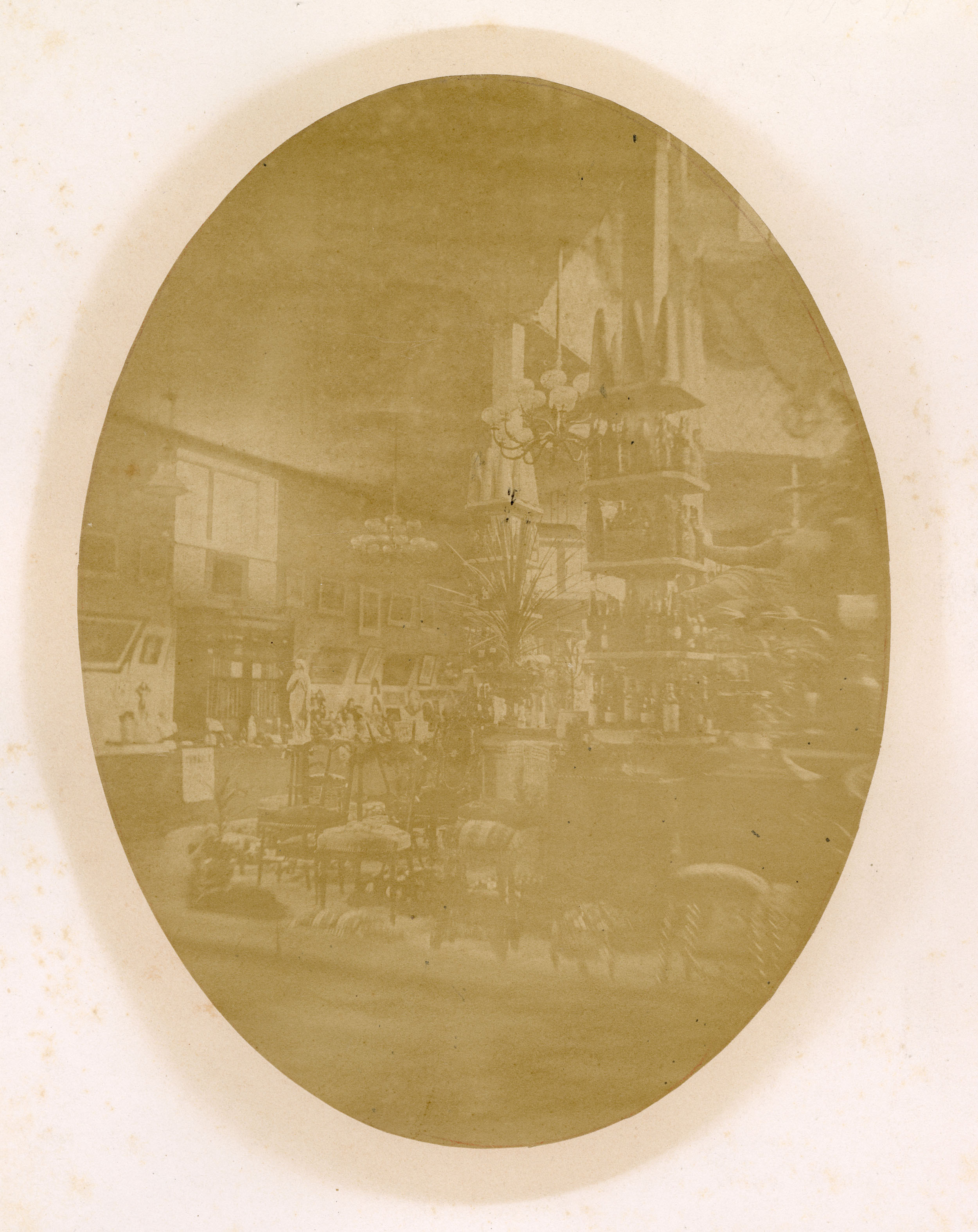 Le baraquement construit autour de la fontaine abrite des lots très divers. À droite, on reconnaît la statue de l'allégorie de l'Erdre (26Fi3245)