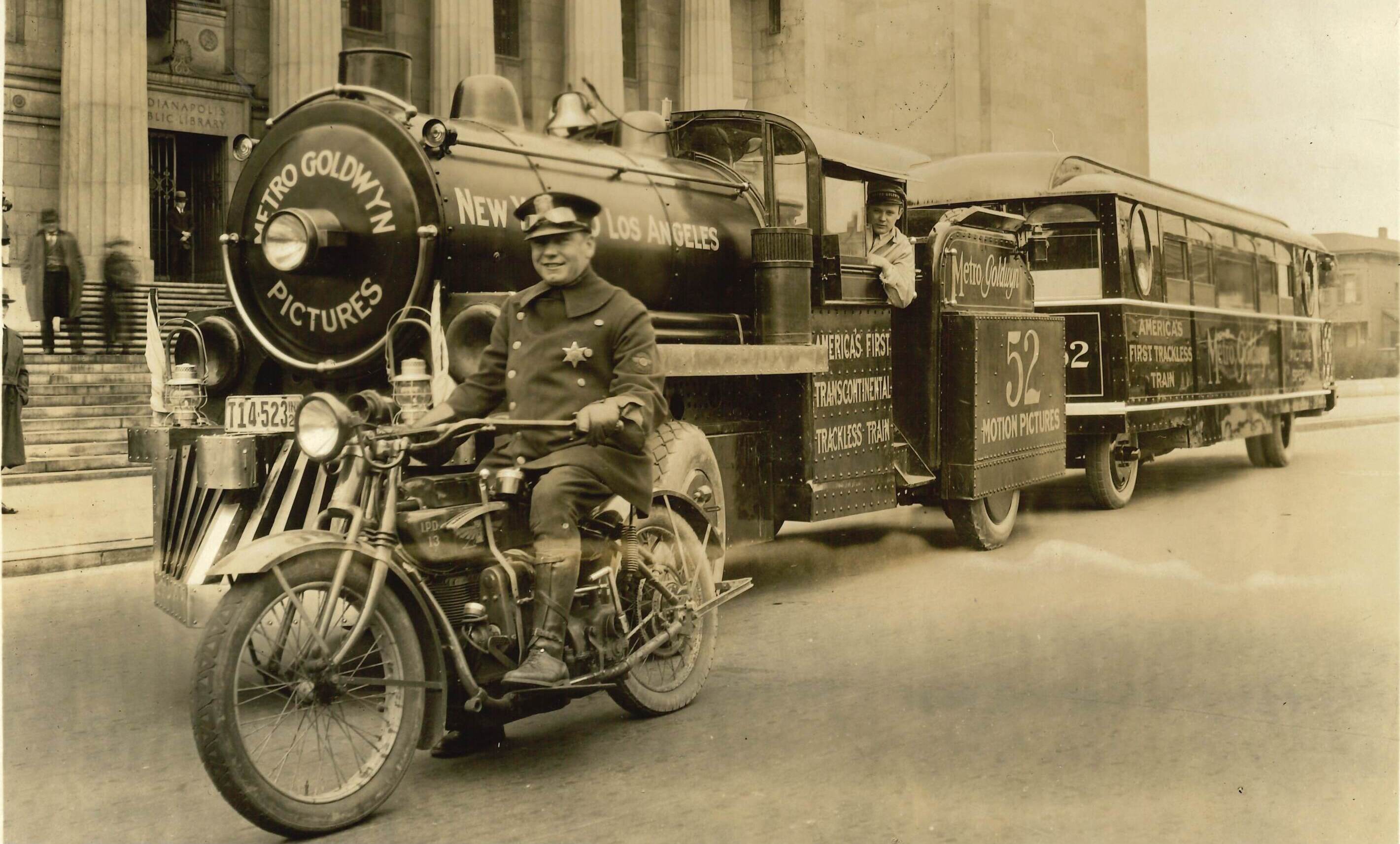 Coup de cœur – Le train sur route de la société Gaumont-Metro-Goldwyn