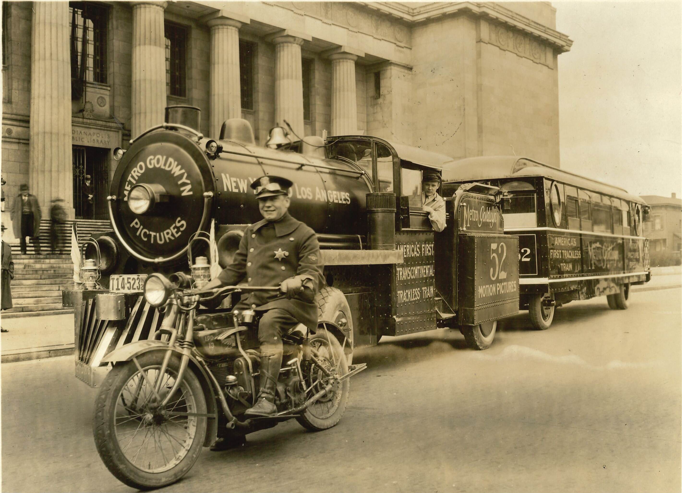 Photographie du train de la société Gaumont-Metro-Goldwyn à Philadelphie, avant son départ pour son tour du monde (1I879)