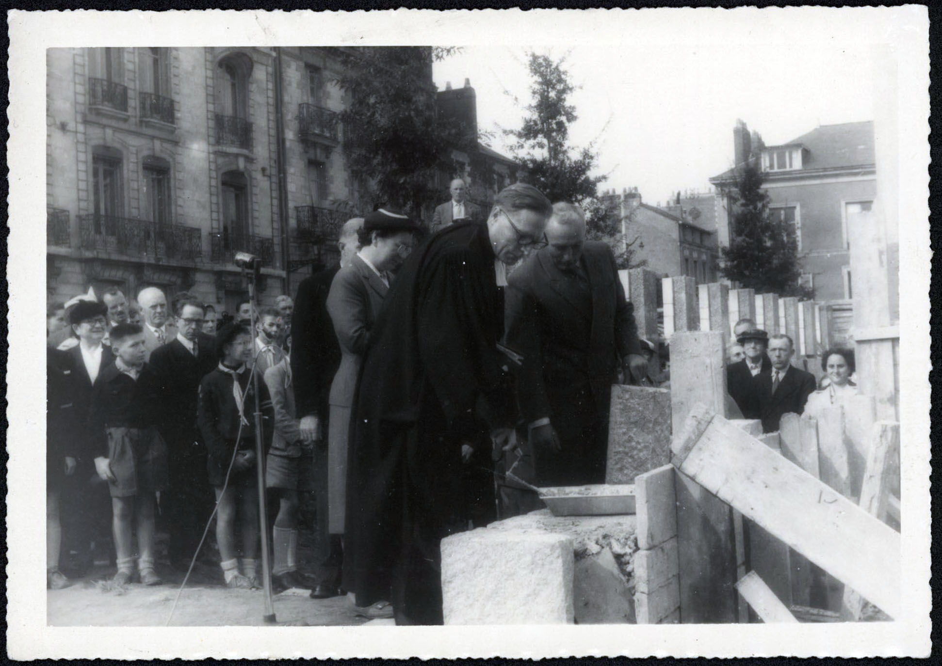 Le pasteur de Nantes, Raoul Duval, scelle la première pierre. Victoire Durand-Gasselin, l'architecte du bâtiment, est présente. 26Fi1890.
