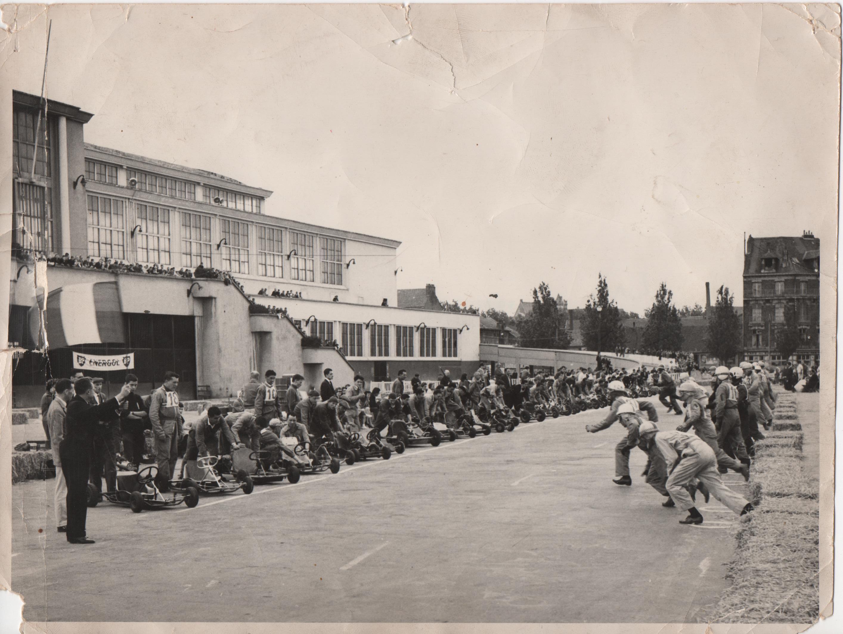 Départ d'une course de karting devant le palais du Champ de Mars, 1961 (300Z - fonds Patrick Durand)