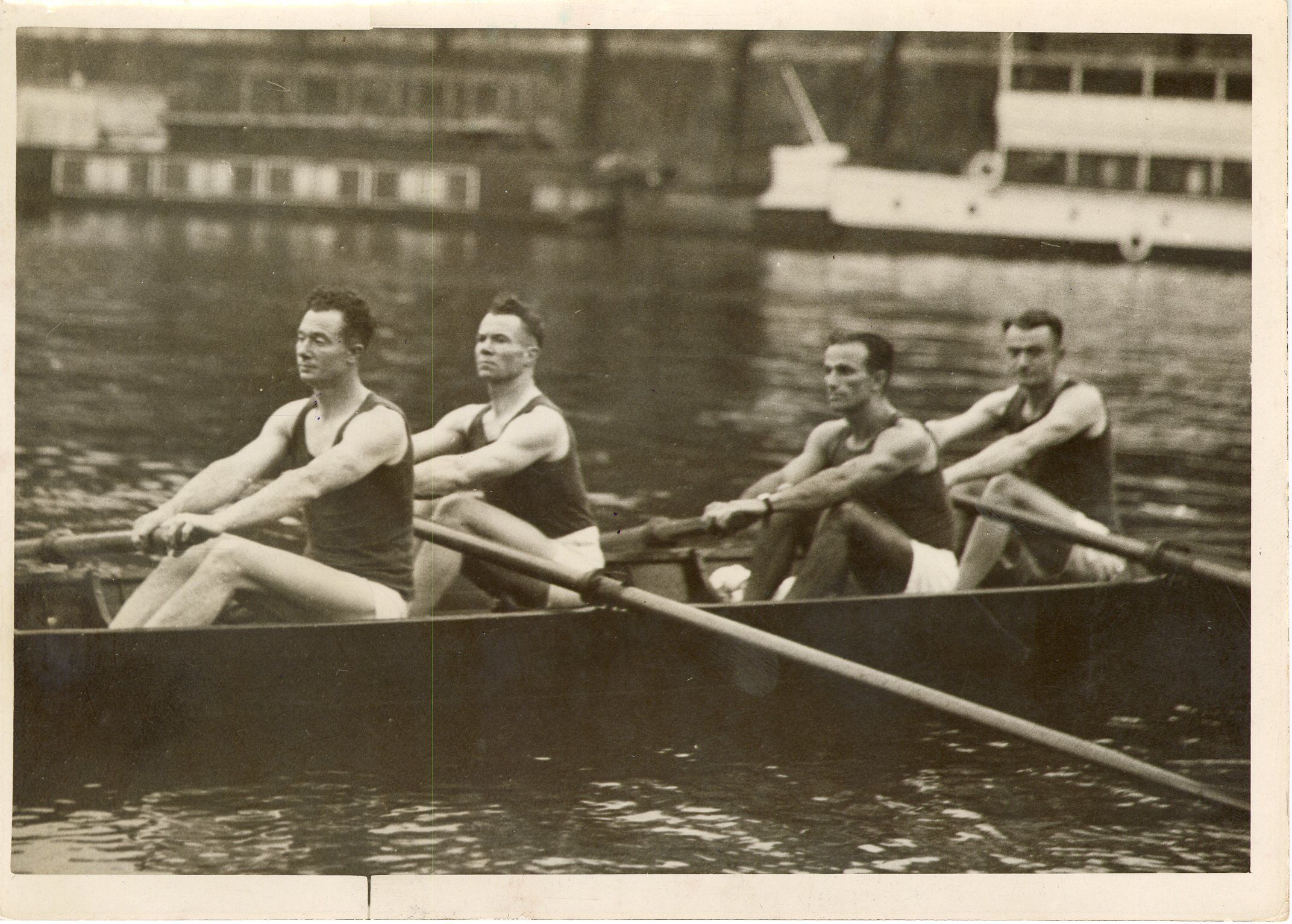 Les rameurs de l'équipe nantaise de la course de yole en mer, sur la Seine, lors des IIe Régates internationales de Paris, le 29 septembre 1937 (151Z236)