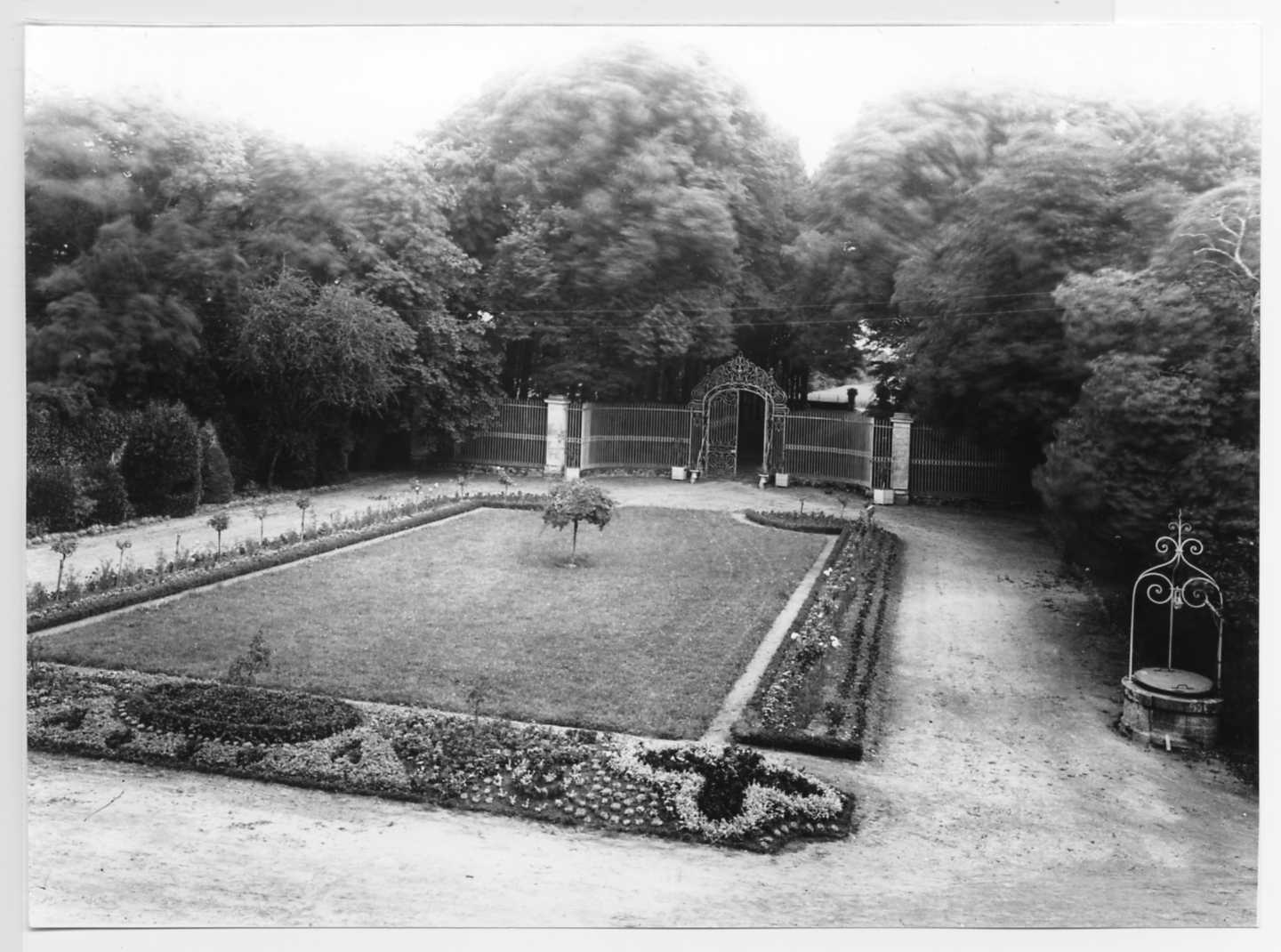  Vue du jardin de la propriété de la Placelière (13Fi1052)