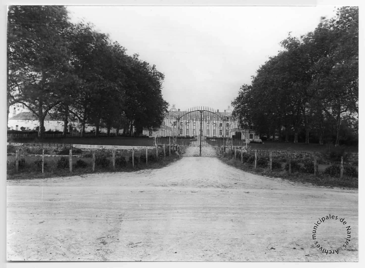 Le château d'Aux, sans date (13Fi1122)