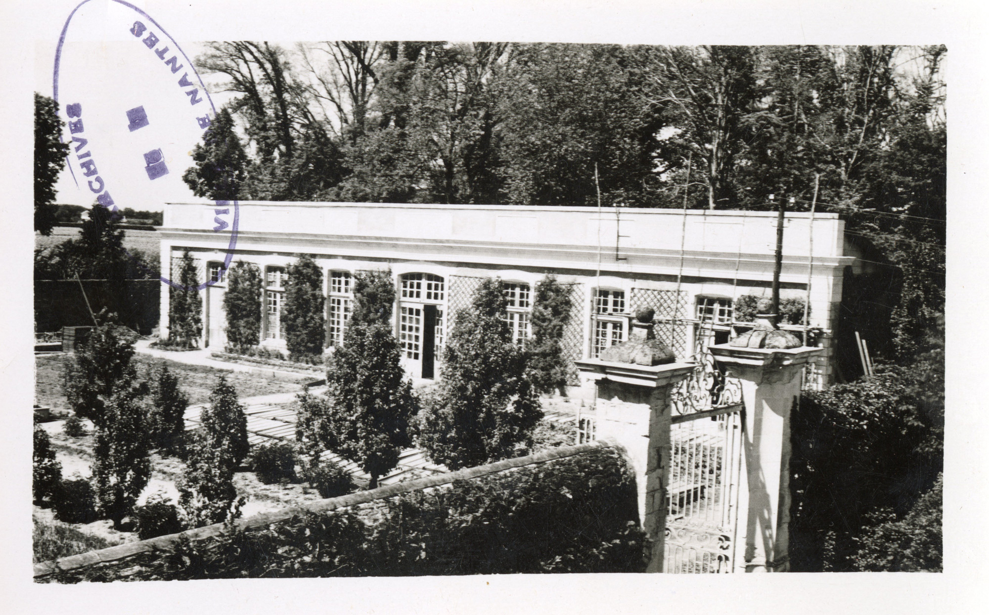 Vue générale de l'Orangerie et du petit potager à la Ferme-École de la Ville de Nantes, au château de la Placelière, 1938 (26Fi3171)