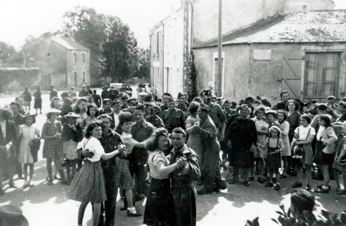 Le bal de la victoire sur la place du Commerce à Bouaye, le 8 mai 1945 (© Collection Michel Gautier - Bouaye Histoire)