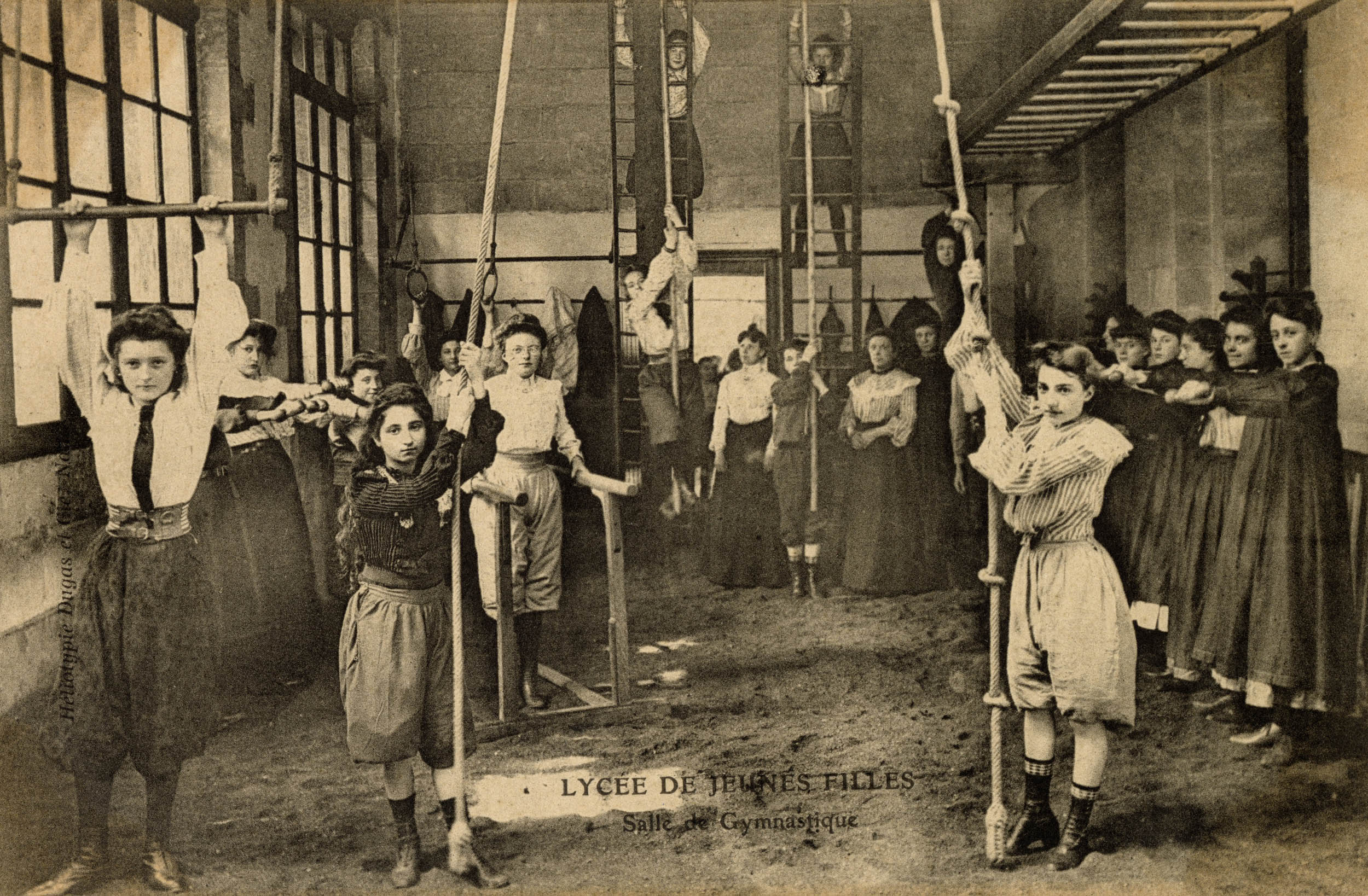 Des jeunes filles posent dans leur salle de gymnastique au lycée (281Z)