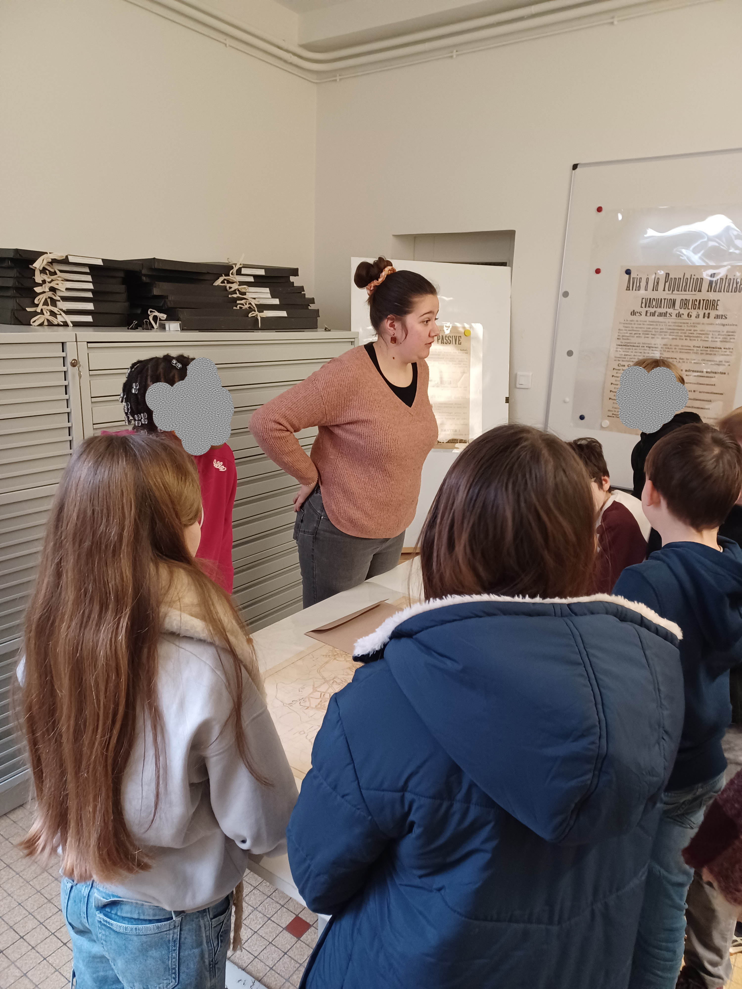 Les élèves en visite aux Archives, dans le magasin des cartes et plans