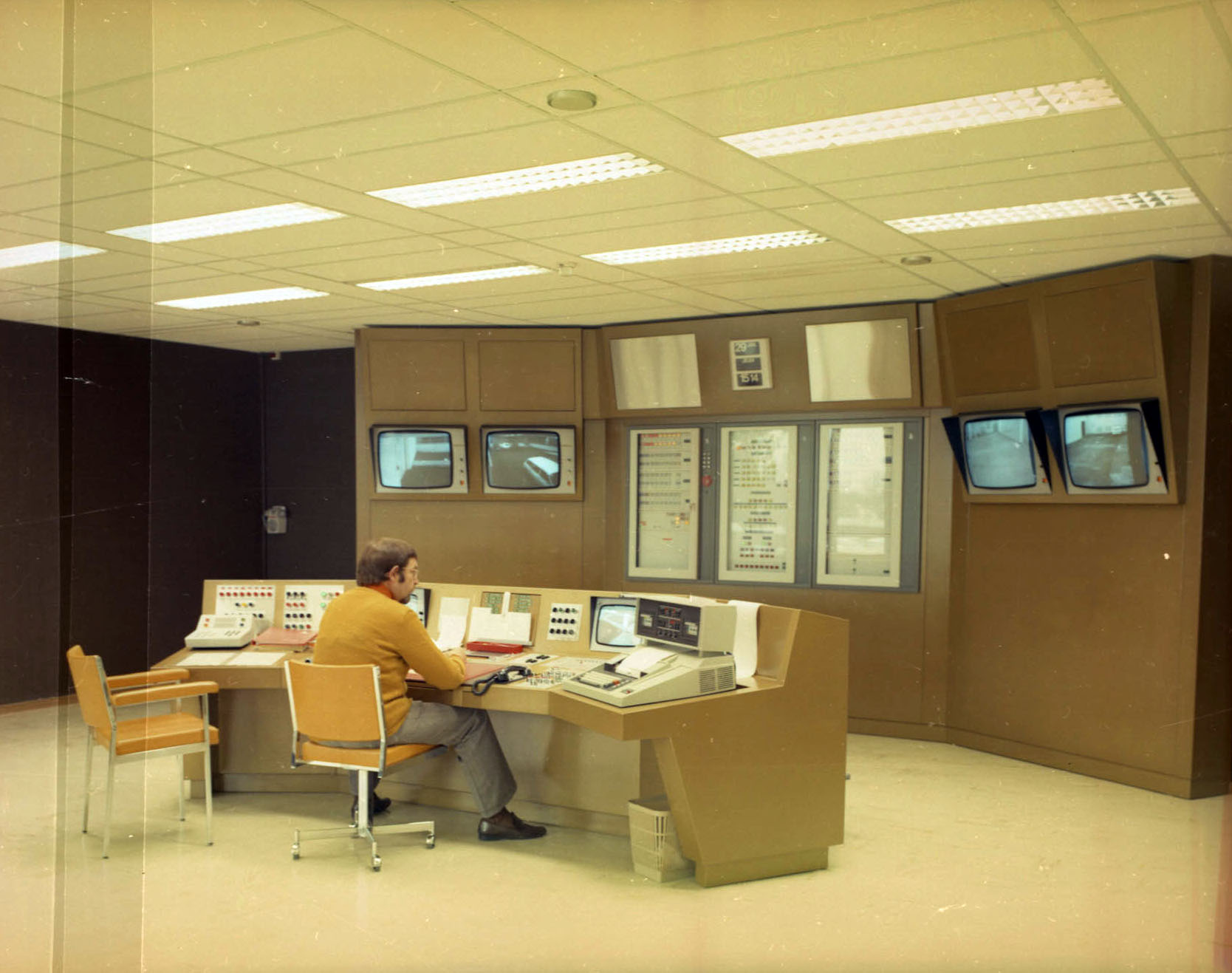 Intérieur de l'immeuble de la Société Générale rue du champ de Tir, 1976. © fonds Champenois, Archives de Nantes 