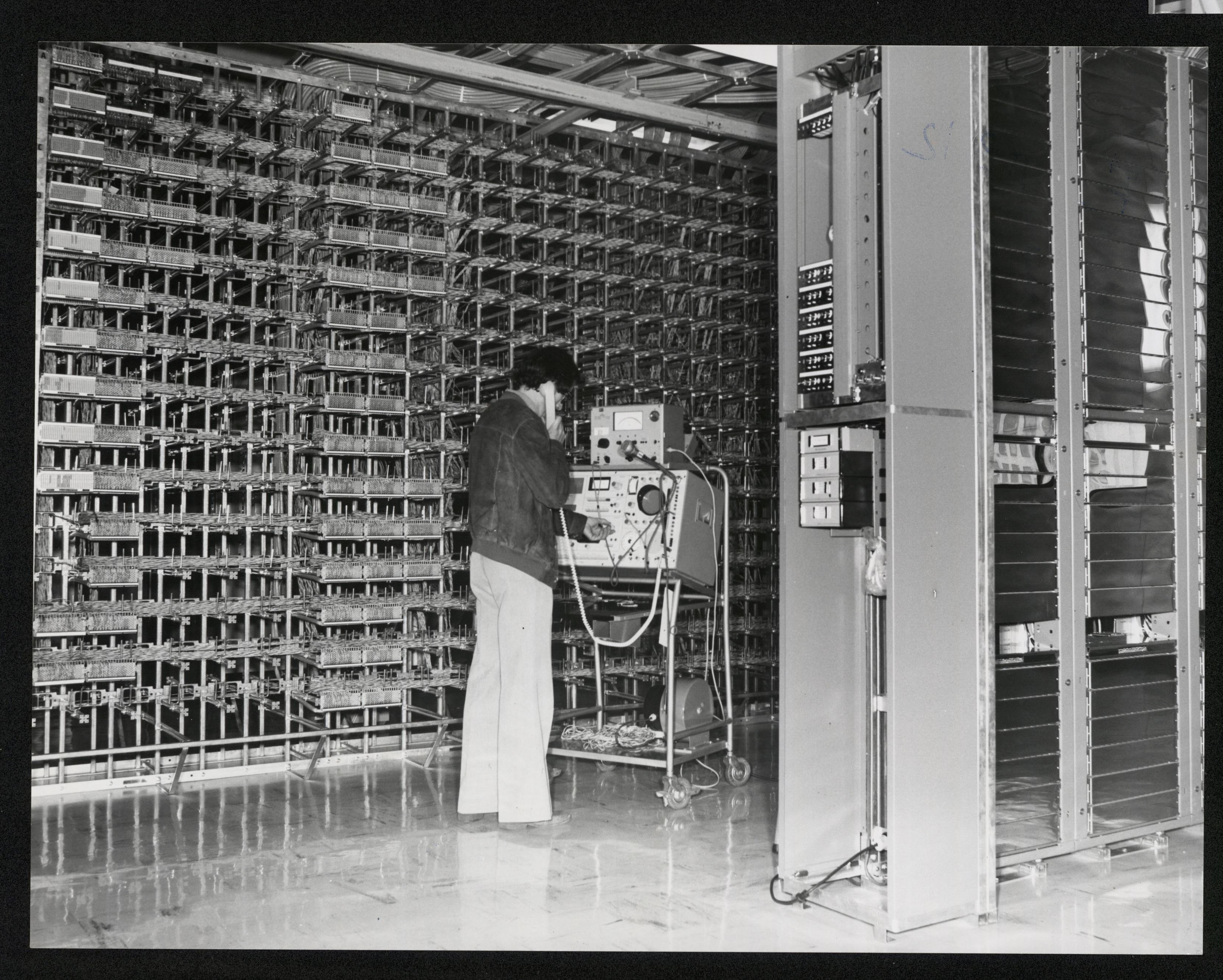 Intérieur du central téléphonique de Nantes Gloriette Avril 1976.