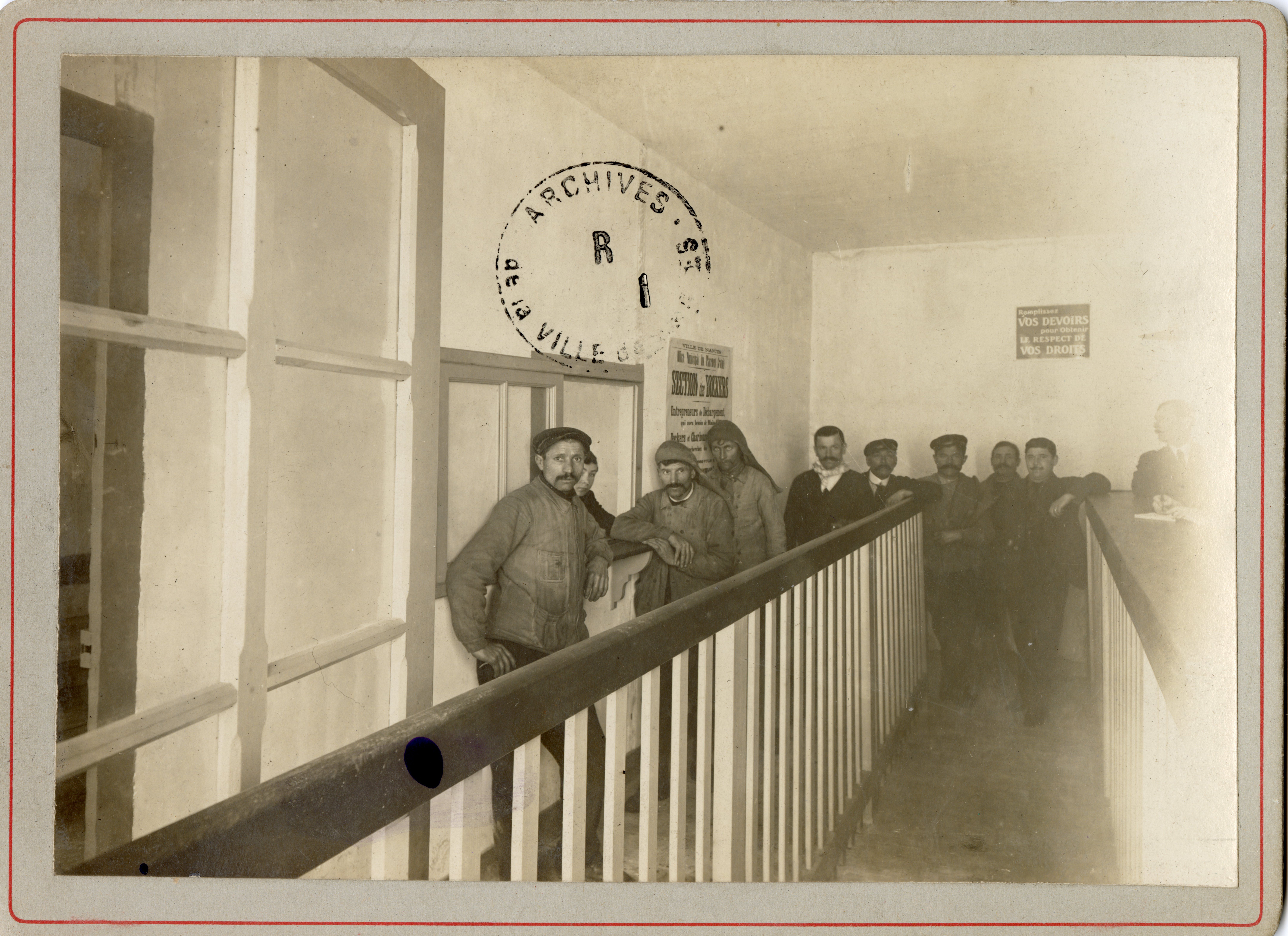 Un groupe d'hommes posant à l'intérieur de l'école (26Fi3178)