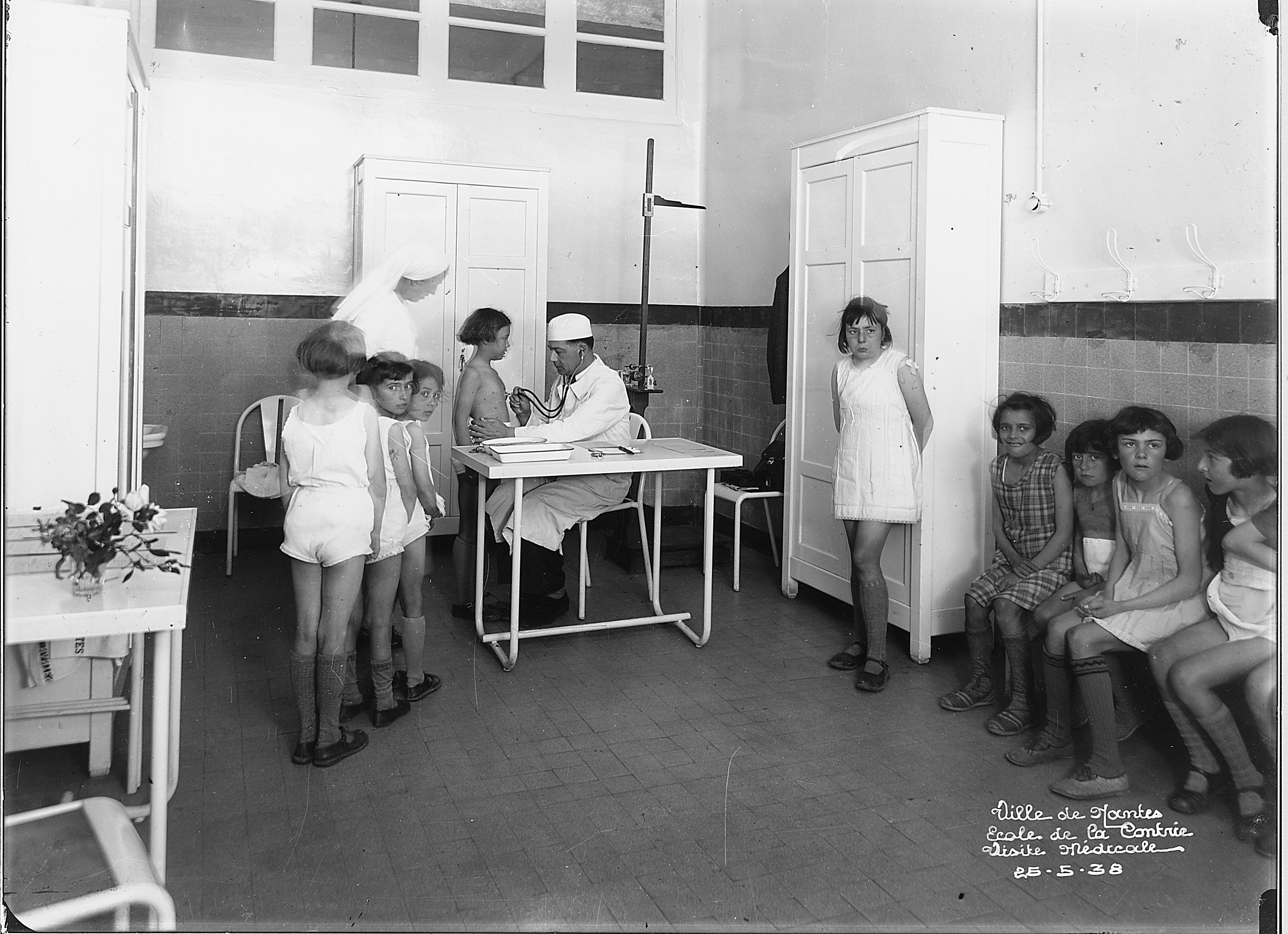 Une visite médicale à l'école de la Contrie en 1938 (15Fi861)