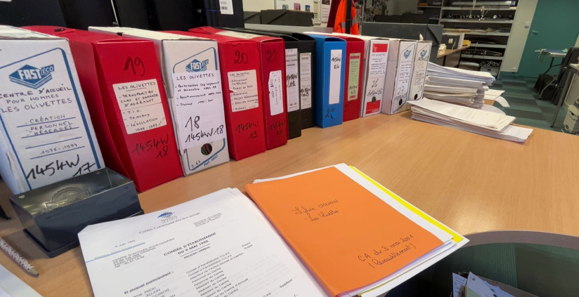 Une grand chantier : le classement des archives du Centre communal d'action sociale. 