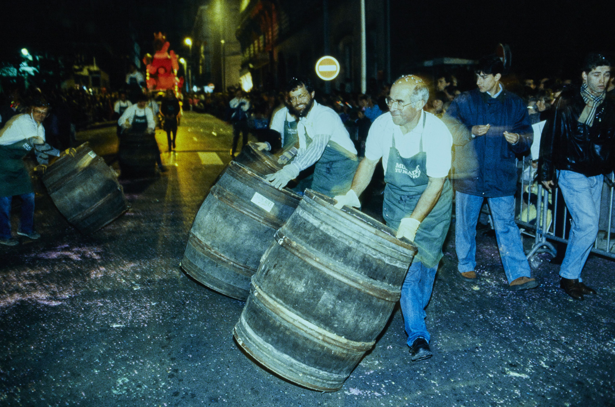 Les Rouleurs de barrique du Comité des vins de Nantes lors du Carnaval de nuit le 27 avril 1991. Photographe : Stéphane Menoret (17Fi08170)